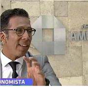 Profesor de Economía con título de Licenciado en Economía, con más de 10 años de experiencia docente